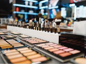 Αντέχουν τα καλλυντικά – Πάνω από 1,7 δισ. ευρώ η αξία της αγοράς