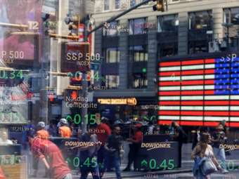 Μικτά πρόσημα στη Wall με το βλέμμα στις εμπορικές συνομιλίες