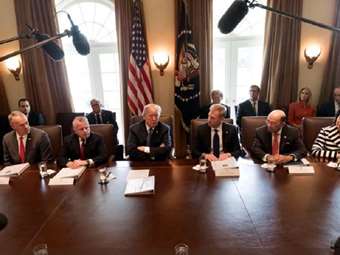 Τραμπ, ένας πρόεδρος που περιβάλλεται από κόλακες