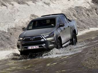 Νέο Toyota Hilux: Το θρυλικό pick up γίνεται υβριδικό