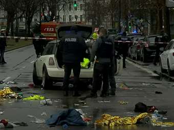 Τραγωδία στο Μάνχαϊμ: Οδηγός έπεσε με αυτοκίνητο σε πλήθος – Δύο νεκροί, πολλοί τραυματίες