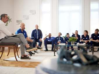 Συνάντηση Κ. Μητσοτάκη με την Εθνική Ομάδα Ποδοσφαίρου Αστέγων