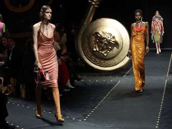 Η Prada εξαγοράζει τη Versace έναντι 1,25 δισ. ευρώ