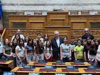 Μ. Χαρακόπουλος προς μαθητές που επισκέφθηκαν τη Βουλή: Η δημόσια παιδεία είναι κεκτημένο, το οποίο καλό είναι να το αξιοποιούμε, ώστε να αποκτήσουμε εφόδια στη ζωή μας