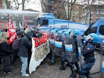 Ιταλία: Επεισόδια και τραυματίες σε διαδήλωση του ακροαριστερού "κοινωνικού κέντρου" στο Τορίνο
