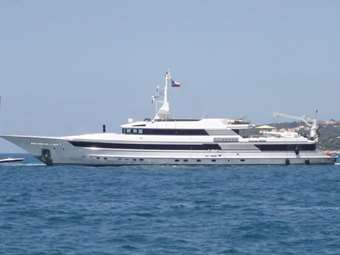 Επαγγελματικό τουριστικό σκάφος βυθίστηκε στη Λευκάδα μετά από πυρκαγιά