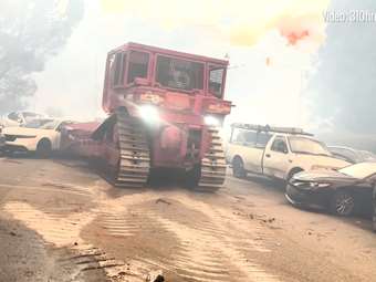 Φωτιές στο Λος Άντζελες: Αδειάζουν τους δρόμους από παρατημένα αυτοκίνητα με μπουλντόζες (video)