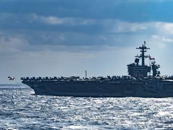 Παραμένουν στη Μέση Ανατολή τα αεροπλανοφόρα Lincoln και Roosevelt με εντολή του υπουργού Άμυνας