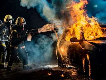 Ανέτοιμη η πυροσβεστική για τις φωτιές στα ηλεκτρικά αυτοκίνητα