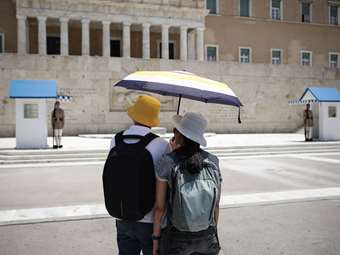 Ισχυρός καύσωνας με 42άρια από σήμερα: Τηλεργασία στο Δημόσιο - Ποια σχολεία θα παραμείνουν κλειστά