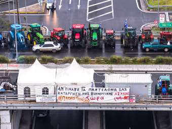 Αγροτικά μπλόκα: Ποια είναι η κατάσταση στην Εθνική Οδό - Πού γίνεται εκτροπή των οχημάτων