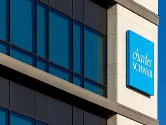 Charles Schwab: Αύξηση κερδών και εσόδων, έχασε όμως τις εκτιμήσεις