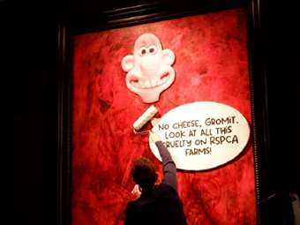 Βρετανία: Ακτιβιστές υπέρ των δικαιωμάτων των ζώων βανδάλισαν το πορτρέτο του βασιλιά Καρόλου