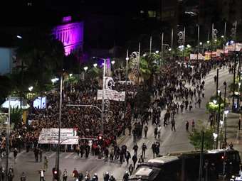 Πλήθος κόσμου στην πορεία για την 52η επέτειο της εξέγερσης του Πολυτεχνείου - 13 συλλήψεις