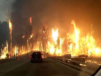 Δυο νεκροί σε μεγάλη πυρκαγιά στον κεντρικό Καναδά