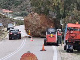Χίος: Τεράστιος βράχος έπεσε στην εθνική οδό λόγω της έντονης βροχόπτωσης