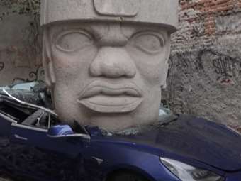 Καλλιτέχνης διέλυσε Tesla Model 3 με πέτρινο κεφάλι (εικόνες, video)