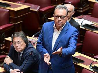 Σ. Φάμελλος: "Κύριε Χατζηδάκη είστε πρόσωπο που διερευνάται για θέματα εθνικής ασφάλειας ή κακουργηματική πράξη;"