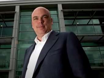 Ποιος ήταν ο μεγιστάνας Μάικ Λιντς που πνίγηκε στο ναυάγιο της Σικελίας