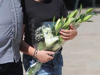 Απόστολος Βεσυρόπουλος: Πλήθος κόσμου στην κηδεία του – Τυλιγμένο με την ελληνική σημαία το φέρετρό του