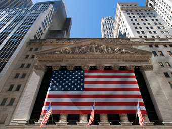 Συνέχισε ακάθεκτη στα ρεκόρ η Wall Street με αέρα επιχειρηματικών mega deals