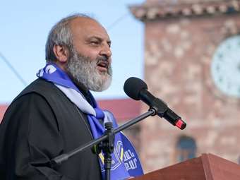 Ο επίσκοπος που θέλει να κυβερνήσει την Αρμενία