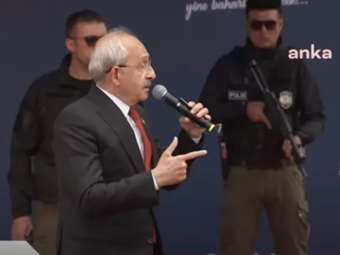 Τουρκία - εκλογές: Με αλεξίσφαιρο γιλέκο εμφανίστηκε σε προεκλογική συγκέντρωση ο Κιλιτσντάρογλου