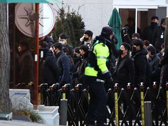 Νότια Κορέα: Ο επικεφαλής της υπηρεσίας προεδρικής ασφαλείας Παρκ καλεί να αποφευχθεί "αιματοχυσία"