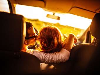 Ερωτικές περιπτύξεις με 145χλμ./ώρα, γλίτωσαν το ατύχημα αλλά συνελήφθησαν