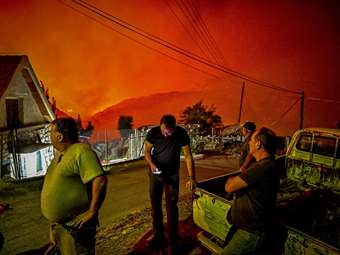 Μικρές αναζωπυρώσεις λόγω των ανέμων της φωτιάς κοντά στη Ναύπακτο - Επιστρέφουν οι κάτοικοι στα σπίτια τους