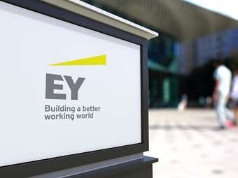 Έρευνα EY: Εντυπωσιακή αύξηση στη χρήση της GenAI από τους εργαζόμενους