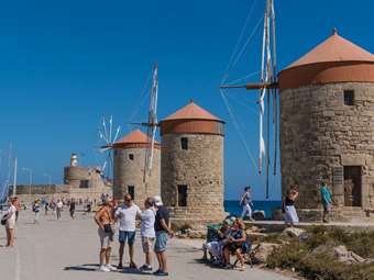 ΕΛΣΤΑΤ: Αύξηση 5,4% του τζίρου σε καταλύματα και εστίαση τον Ιούλιο - Πτώση σε Μύκονο και Σαντορίνη