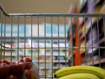 Ένα στα δύο νοικοκυριά δαπανούσε πάνω από 1.338 ευρώ/μήνα το 2024 - Το 20% του προϋπολογισμού σε διατροφή