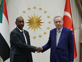 Συνάντηση του Ερντογάν με τον ντε φάκτο ηγέτη του Σουδάν αλ Μπουρχάν στην Άγκυρα