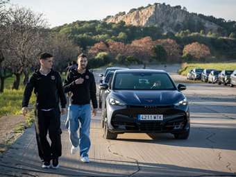 Οι ποδοσφαιριστές της Barcelona δοκιμάζουν μοντέλα της Cupra στην πίστα