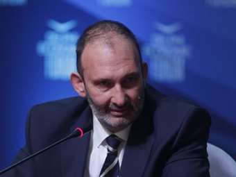 Μην πυροβολείτε τη Σαντορίνη και τη Μύκονο