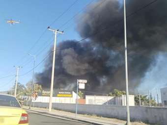 Καλύτερη η εικόνα της πυρκαγιάς σε υπαίθριο χώρο επιχείρησης στο Μενίδι - Ζημιές και σε διπλανό εργοστάσιο