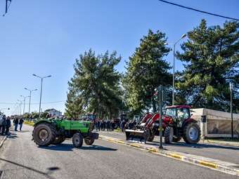 Τρίκαλα: Με τρακτέρ σε κεντρικούς δρόμους της πόλης οι αγρότες