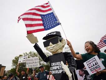 ΗΠΑ: Μαζικές διαδηλώσεις στην Ουάσινγκτον και σε άλλες μεγάλες πόλεις κατά του Τραμπ