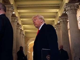 Ο Πούτιν καλοπιάνει τον Τραμπ όποτε χρειαστεί