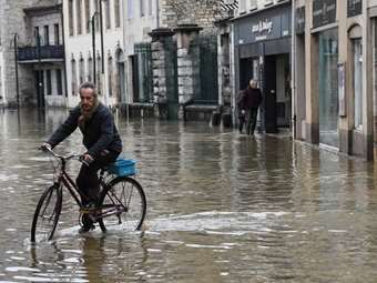 Γαλλία: Σε κόκκινο συναγερμό για πλημμύρες έξι διαμερίσματα λόγω σφοδρών βροχοπτώσεων