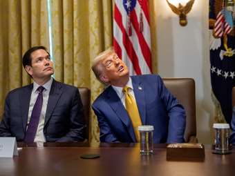 HΠΑ: Στο Air Force One η συνάντηση του Τραμπ με τον εμίρη και τον πρωθυπουργό του Κατάρ