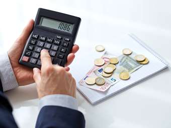 Σχέδιο μείωσης του πλαφόν για τις εισφορές των μισθωτών