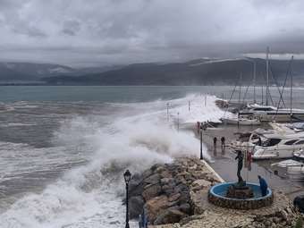 Τραγωδία στο Άστρος Κυνουρίας: Λιμενικός χτυπήθηκε από ισχυρό κύμα και έχασε τη ζωή του