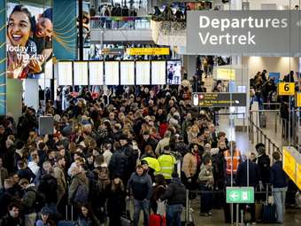 Εκατοντάδες ακυρώσεις πτήσεων αναμένονται στο αεροδρόμιο του Άμστερνταμ εξαιτίας χιονιού και παγετού