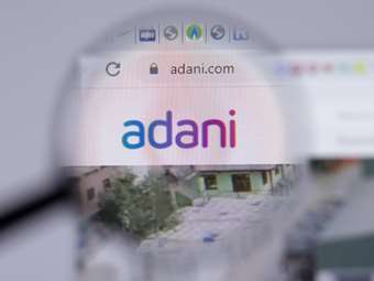 Σε ελεύθερη πτώση οι μετοχές του ομίλου Adani μετά τις κατηγορίες της Hindenburg Research για χειραγώγηση των αγορών