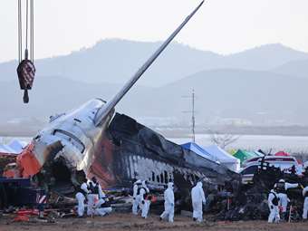 Ν. Κορέα: Φτερά βρέθηκαν στους δύο κινητήρες του Boeing της Jeju Air