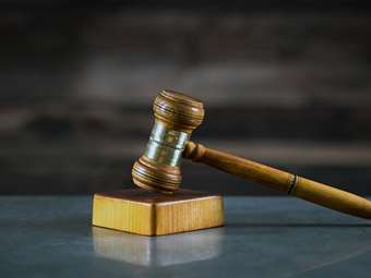 ΗΠΑ: Ο σατιρικός ιστότοπος The Onion απέκτησε σε δημοπρασία πτώχευσης τον ιστότοπο του ακροδεξιού συνωμοσιολόγου Αλεξ Τζόουνς