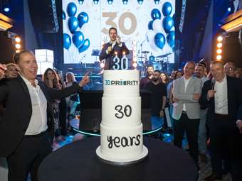 Η PRIORITY γιόρτασε 30 χρόνια παρουσίας με χαμόγελα, συγκίνηση, μουσική και πολύ κέφι στο Mezzo Club