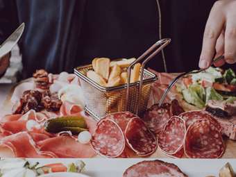 Ακόμα και μικρές ποσότητες επεξεργασμένου κρέατος αυξάνουν τον κίνδυνο καρκίνου του παχέος εντέρου